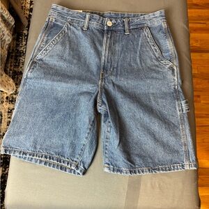 H&M Relaxed Fit Denim Cargo Shorts. Size 32.